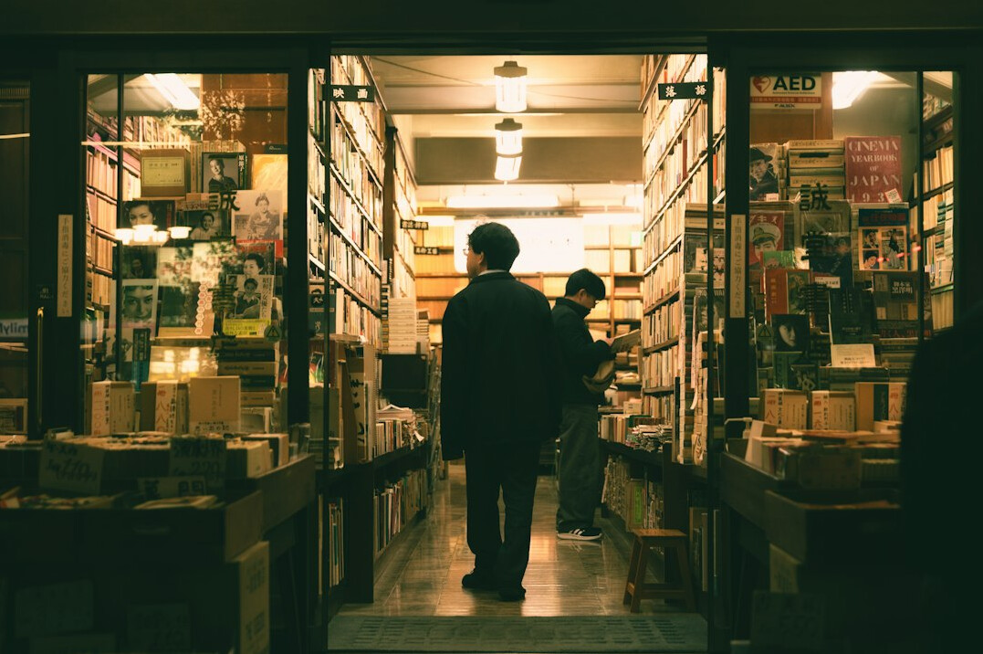 store detective chasing thief